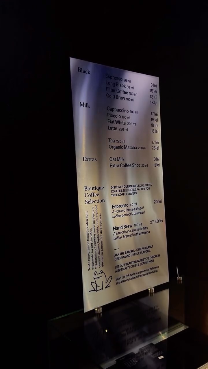 Panoul de meniu iluminat: Black, Milk, Extras și Boutique Coffee Selection