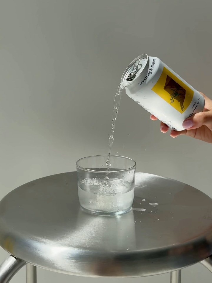 Yuzu Something & Nothing turnat peste un pahar pe un scaun de inox